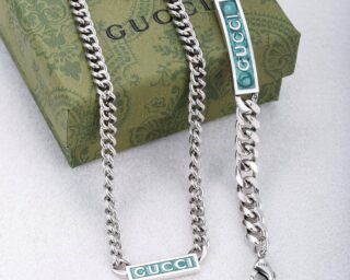 Replica Gucci Interlocking G Necklace On Neck